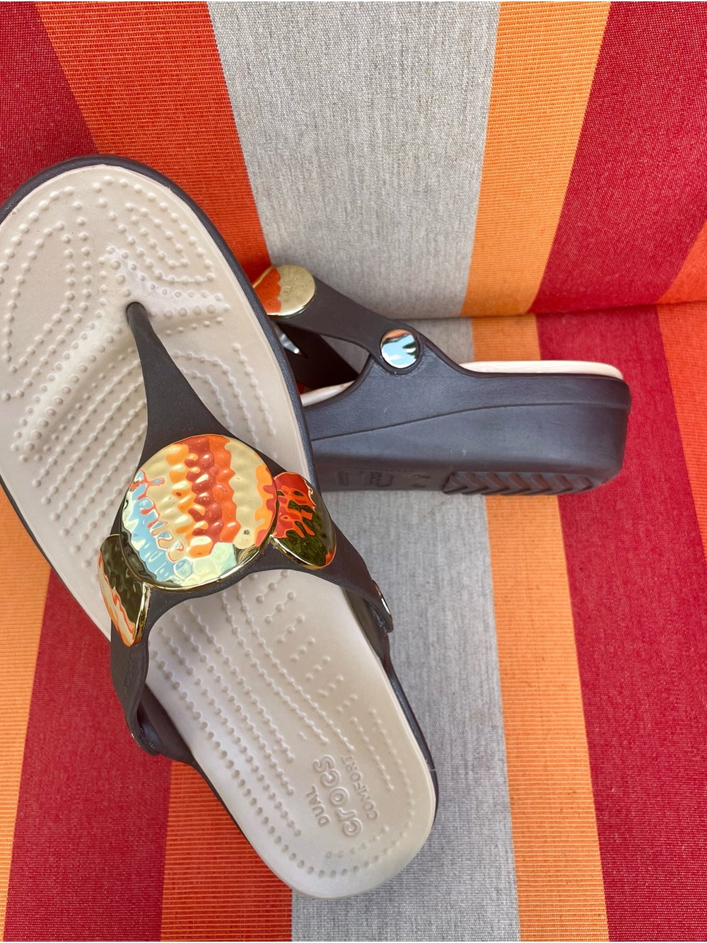 CROCS Brown and Gold  Slip-On Sandals Sanrah BNWOT - Picture 4 of 7